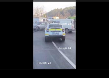 Accident grav în Hîncești: un BMW și un microbuz avariate