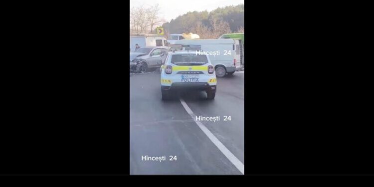 Accident grav în Hîncești: un BMW și un microbuz avariate