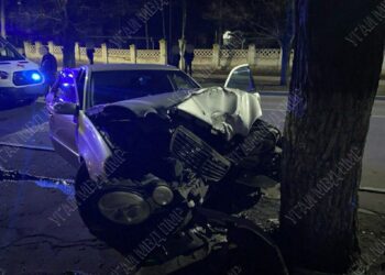 Accident rutier la Bender: Două persoane rănite după ce Mercedesul a lovit un copac