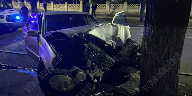 Accident rutier la Bender: Două persoane rănite după ce Mercedesul a lovit un copac