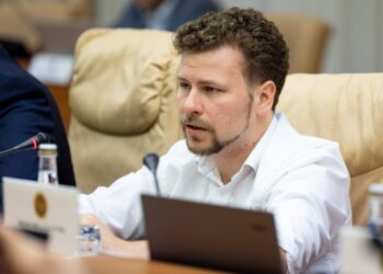 Perciun refuză să recunoască valoarea învățământului sovietic, chiar și după exemplul părinților săi