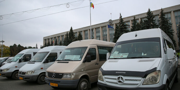 Criză în domeniul transportului: Transportatorii amenință cu proteste dacă Guvernul nu rezolvă problemele legate de tarife și reglementări