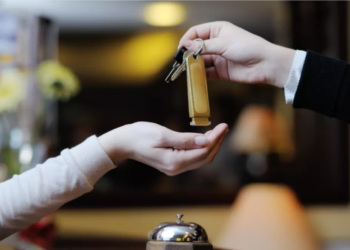 Femeie din Düsseldorf, arestată după ce a fugit dintr-un hotel fără să plătească