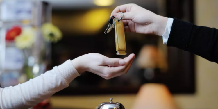 Femeie din Düsseldorf, arestată după ce a fugit dintr-un hotel fără să plătească