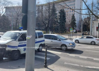 Accident rutier în centrul capitalei: Ambulanță și mașină avariate grav