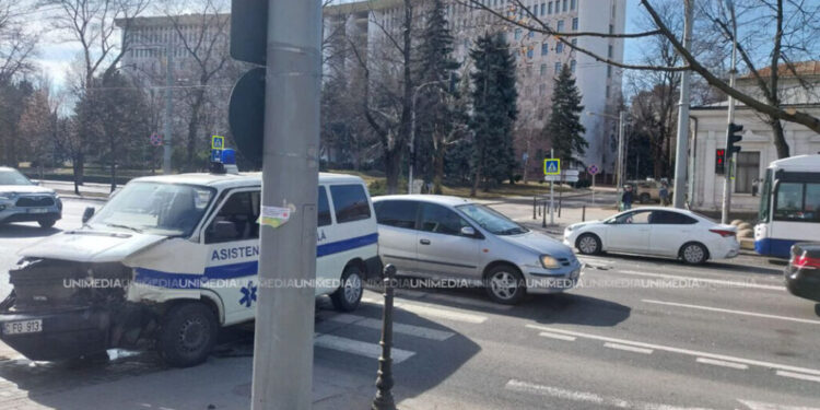 Accident rutier în centrul capitalei: Ambulanță și mașină avariate grav