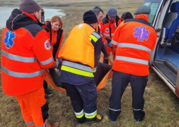 Trei bărbați salvați după ce au căzut sub gheața unui lac din Rîșcani