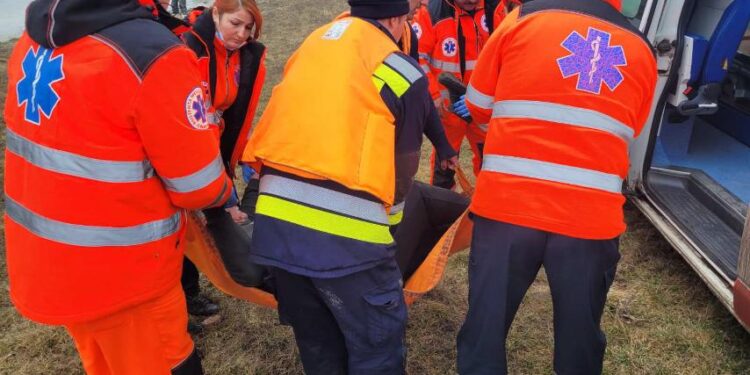 Trei bărbați salvați după ce au căzut sub gheața unui lac din Rîșcani