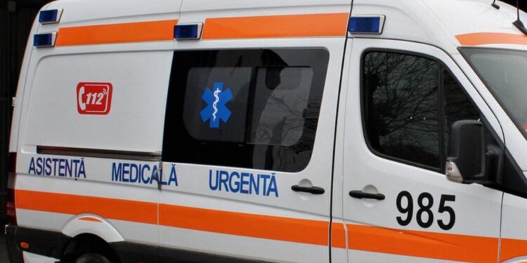 Copil de 11 ani, rănit grav după ce a căzut dintr-un copac