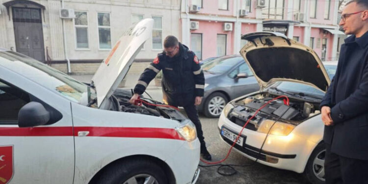 Carabinierii din Chișinău au ajutat un șofer în dificultate pe strada Vasile Alecsandri