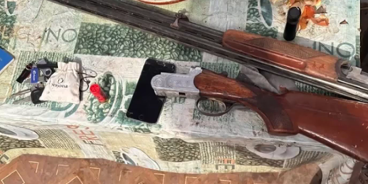 Un copil de 15 ani din Ștefan Vodă riscă să ajungă după gratii: Acesta a intrat într-o gospodărie de unde a furat o armă și bijuterii de peste 21 de mii de lei