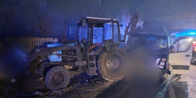 Accident rutier la Sîngera: Cinci persoane rănite într-o coliziune între un microbuz și un tractor