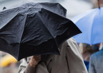 Vremea se va răci brusc în weekend, cu ploi și vânt puternic