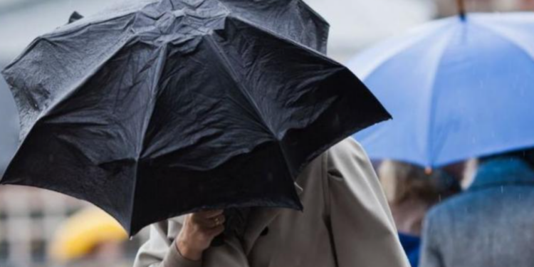 Vremea se va răci brusc în weekend, cu ploi și vânt puternic