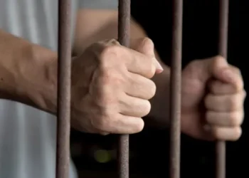 Tânăr de 18 ani condamnat la 5 ani de închisoare pentru jaf și agresiune