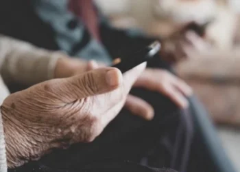 Guvernul trimite mesaje înșelătoare pensionarilor, prezentându-se drept salvatorul acestora