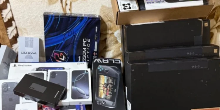 Contrabandă cu ceasuri și parfumuri de 700.000 lei, descoperită la vama Leușeni