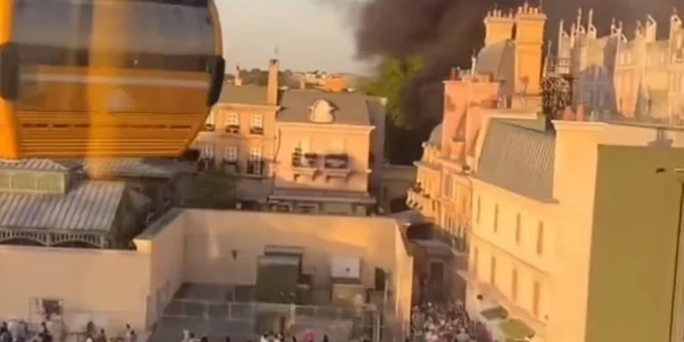 Incendiu în parcul Disney Epcot din Orlando, panică printre vizitatori