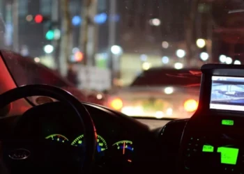 Nepăsare totală: Un șofer „a încurcat” străzile din sat cu pistele de cursă