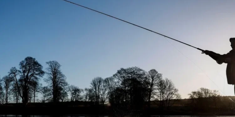 Un pescar a găsit un pistol și l-a predat poliției — dar a primit o propunere neașteptată