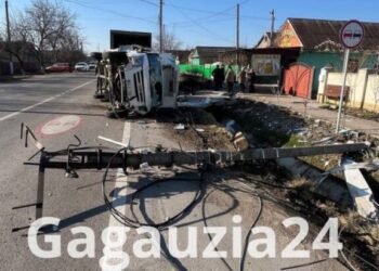 Un bărbat a scăpat nevătămat după ce s-a izbit cu microbuzul într-un stâlp