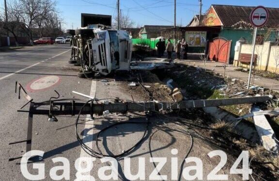 Un bărbat a scăpat nevătămat după ce s-a izbit cu microbuzul într-un stâlp