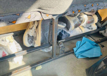 Contrabandă descoperită la Tudora: 41 de perechi de încălțăminte și parfumuri confiscate