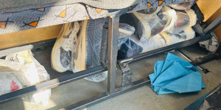 Contrabandă descoperită la Tudora: 41 de perechi de încălțăminte și parfumuri confiscate