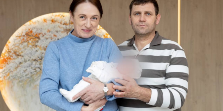 O femeie de 50 de ani a devenit mamă pentru prima dată: „Sunt o norocoasă”