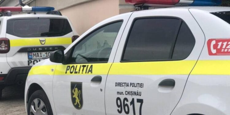 Tânăr reținut după ce și-a atacat iubita cu cuțitul într-un apartament din Chișinău