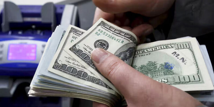 Moldovean prins încercând să scoată ilegal 33.000 de dolari din Belarus