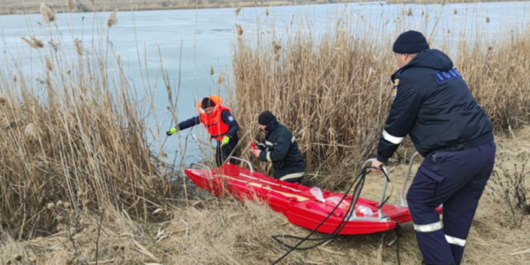 Gheața subțire a dus la o tragedie: un pescar din Căplani a murit căzând în apă