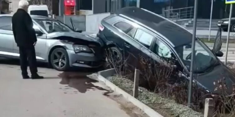 Accident pe strada George Coșbuc din Hîncești: Două mașini grav avariate