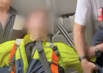 Australia: un adolescent s-a urcat într-un avion cu o pușcă și cu muniție, dar a fost imobilizat de pasageri