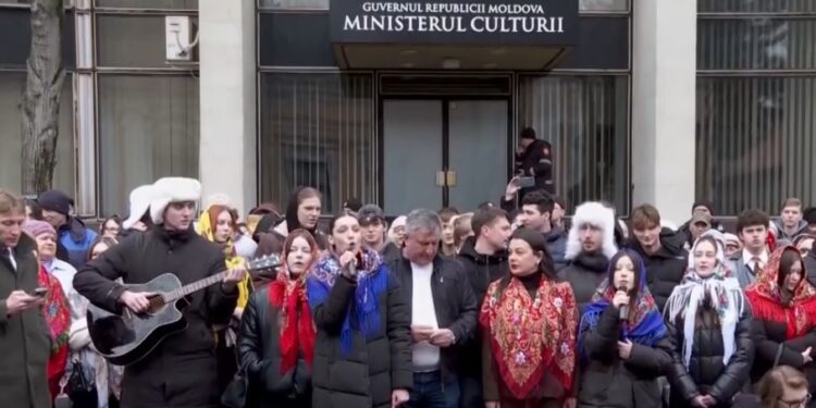 „Katiușa” pe străzile din Chișinău și Bălți. Flashmob neobișnuit al activiștilor Blocului „Victorie” în semn de protest împotriva reabilitării nazismului |VIDEO