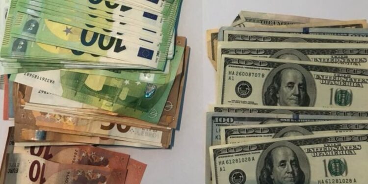 O femeie a vrut să iasă din Moldova cu mii de euro nedeclarați, dar a fost prinsă