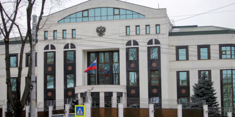 Comportament ciudat al autorităților moldovenești. După mesajul despre o bombă la Ambasada Rusiei din Chișinău, nu au evacuat oamenii, ci i-au închis înăuntru |VIDEO