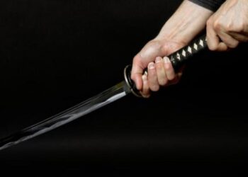 Femeie rănită grav de fiul său în urma unui conflict