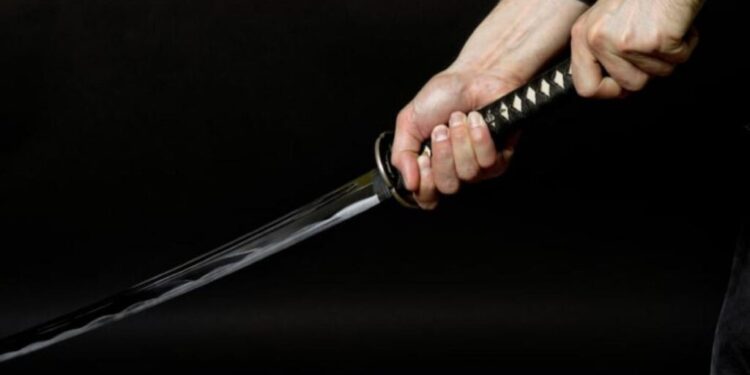 Femeie rănită grav de fiul său în urma unui conflict