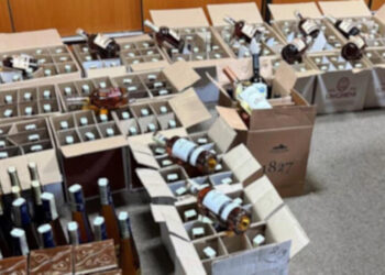 Doi bărbați cu dublă cetățenie, prinși cu alcool și țigări nedeclarate la granița cu România