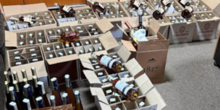 Doi bărbați cu dublă cetățenie, prinși cu alcool și țigări nedeclarate la granița cu România