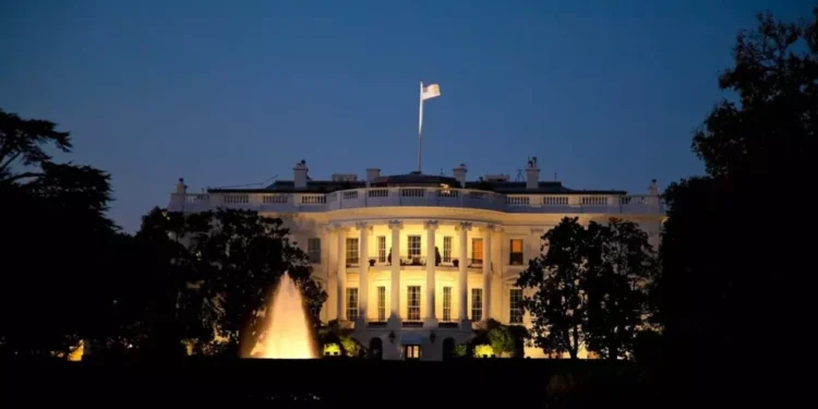 Un bărbat înarmat a fost împușcat lângă Casa Albă, la Washington, de agenți ai Secret Service