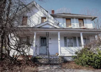 Un bărbat ținut captiv 20 de ani de mama vitregă a evadat folosind dezinfectant de mâini și hârtie