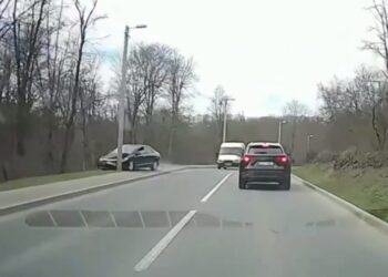 Accident în Chișinău: Un șofer a lovit un pilon după ce i s-a făcut rău