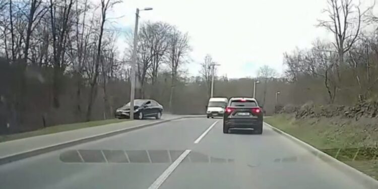 Accident în Chișinău: Un șofer a lovit un pilon după ce i s-a făcut rău