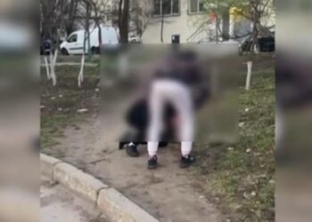 Patru tineri, inclusiv o minoră, reținuți pentru șantaj și răpire