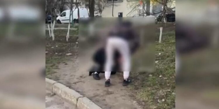 Patru tineri, inclusiv o minoră, reținuți pentru șantaj și răpire