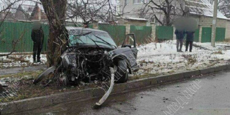 Accident rutier la Tiraspol: un șofer în reanimare după ce a lovit un copac