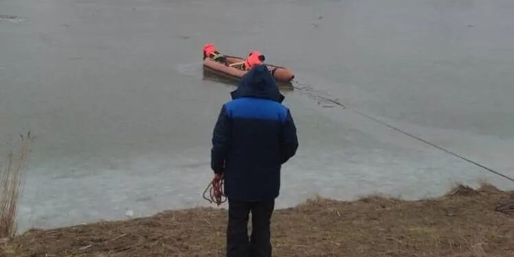 Tragedie la Edineț: Bărbat înecat sub gheață în timp ce pescuia