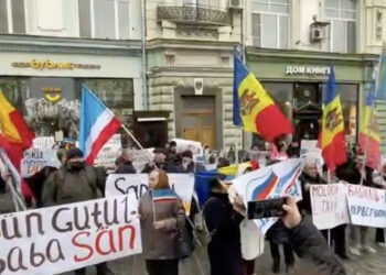 „Moldova e țara mea”, „Bașcanul nu este un infractor”, „Sandu, lasă Găgăuzia în pace” – Protest la Ambasada Moldovei din Moscova |VIDEO